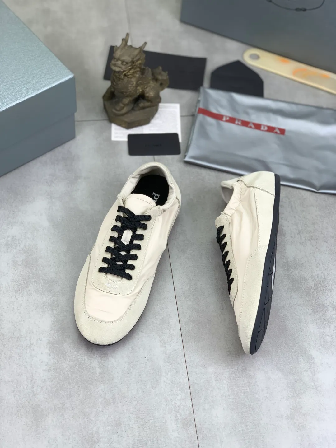 Men's shoes 💰P500💰【New style】hot style is on the official website, 🆘 Trendy brand (Prada) mainly promotes hot style, avant-garde and versatile fashion men's shoes private version mold opening, cowhide surface splicing 1:1 replica... fashionable and simple, original imported cowhide lining cowhide feet; the atmosphere and personality are more fashionable, eye-catching and pursuing class. It will subvert the old idea and be a must-have for fashion trendsetters with you! Must keep it for yourself! Tall and comfortable, large and low, high-end quality workmanship. Size: 38-44; 6️⃣colors available.